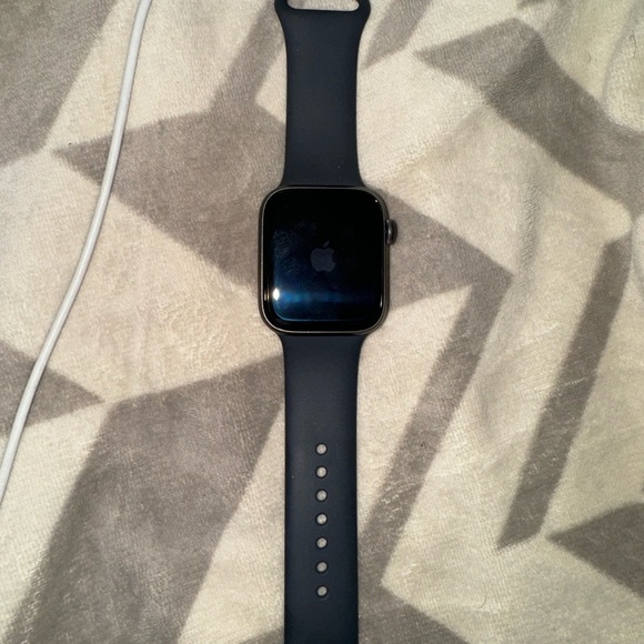 Black Apple SE watch , worn twice - Picture 3 of 8